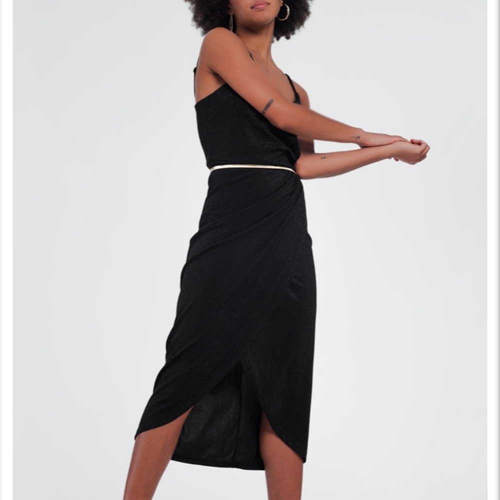 Sleveless strapped black dress